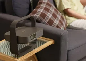 Setipis Tablet! Proyektor 4K Ini Bisa Sulap Langit-Langit Kamar Jadi Bioskop Pribadi