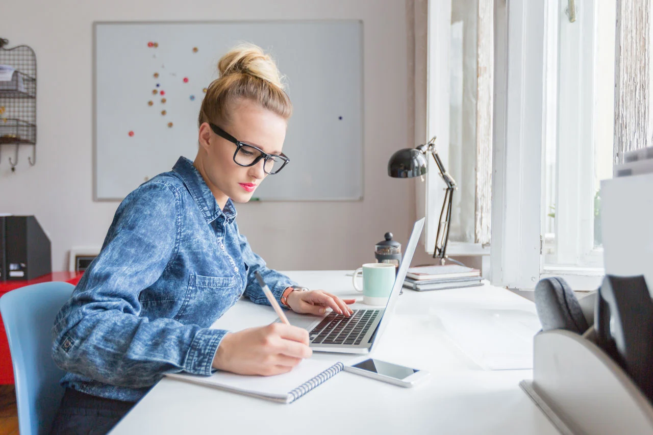 AI Generatif di E-commerce: 4 Dampak Nyata, Risiko, dan Cara Eksekusi