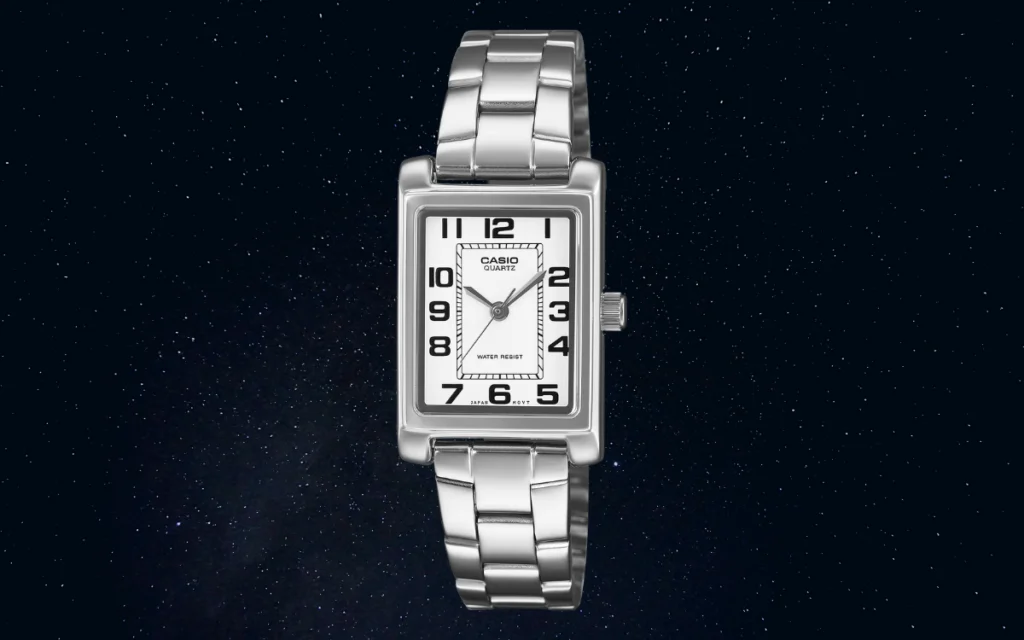 Dial putih dengan angka hitam besar pada desain rectangular tank-style (Photo: Casio)